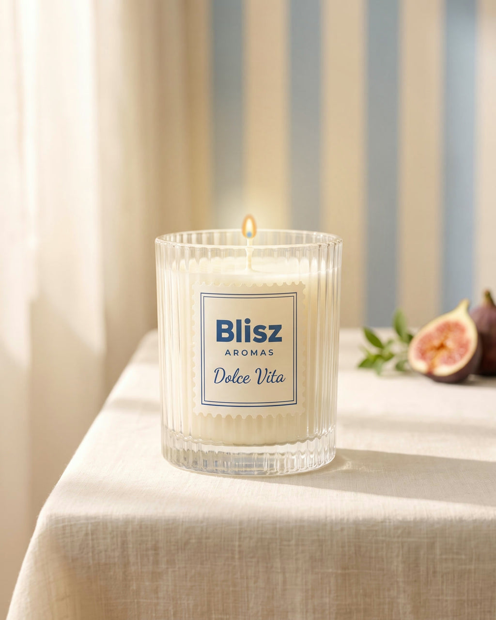 Vela Dolce Vita acesa, vidro canelado com rótulo postal Blisz Aromas