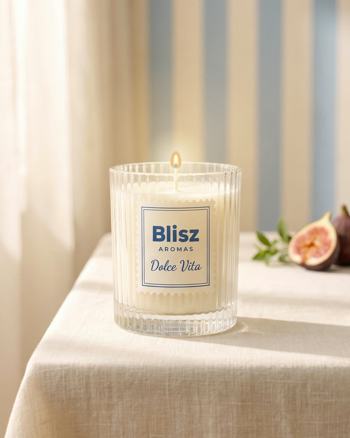 Vela Dolce Vita acesa, vidro canelado com rótulo postal Blisz Aromas