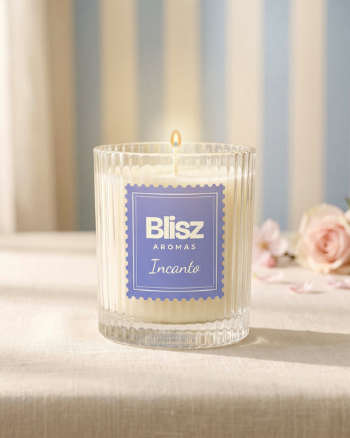 Vela Incanto acesa, vidro canelado com rótulo postal Blisz Aromas