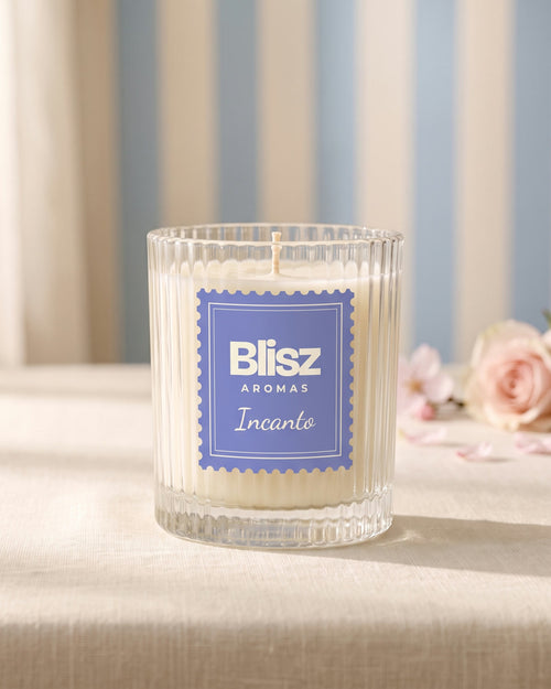 Vela Incanto apagada, vidro canelado com rótulo postal Blisz Aromas